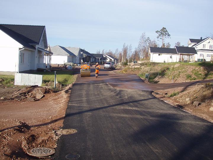 asfatering pagor.JPG - asfaltering just utförd i korsningsområdet vid björnstigen